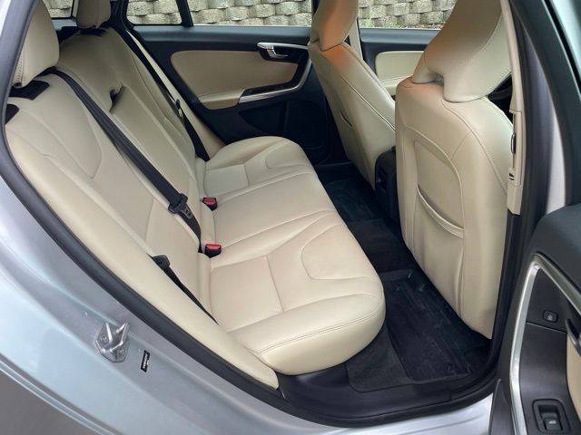 2016 Volvo V60 13