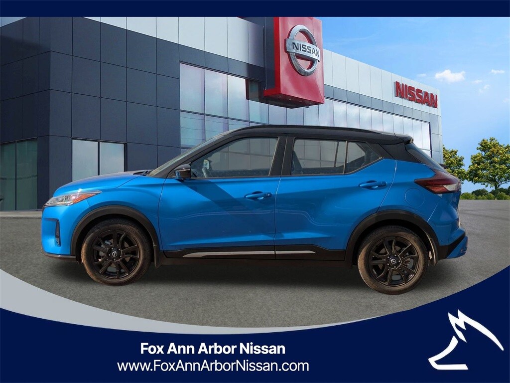 2023 Nissan Kicks SR photo 2