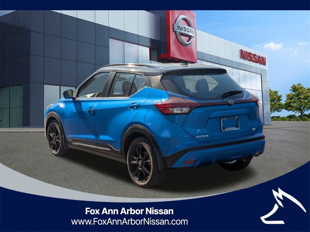 2023 Nissan Kicks SR photo 3