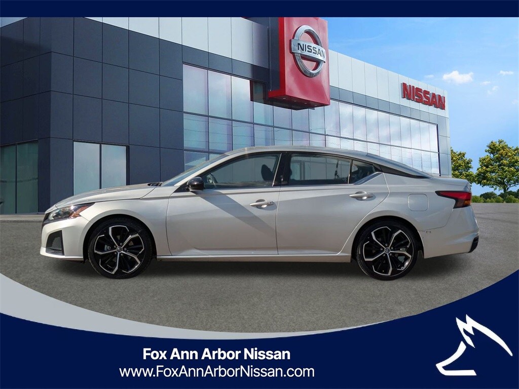 2023 Nissan Altima 2.5 SR photo 2