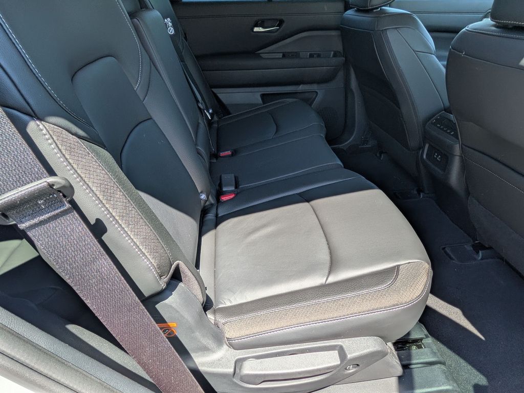 2025 Nissan Pathfinder SL - Photo 29