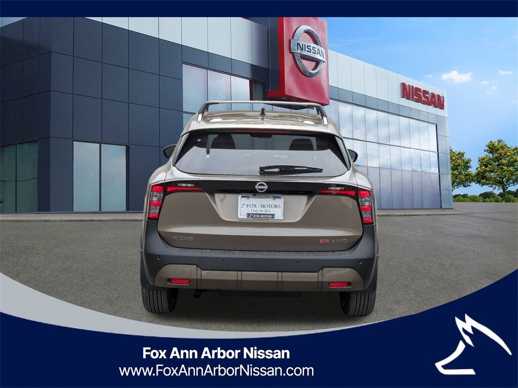 2026 Nissan Kicks SR photo 4