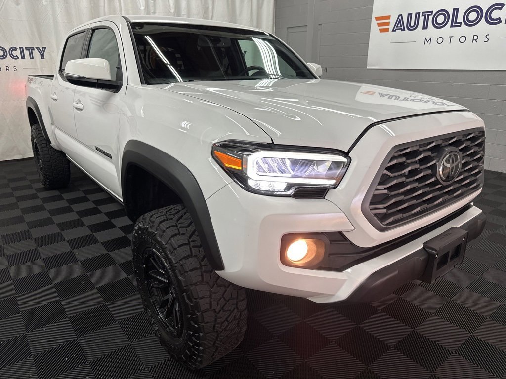 2023 Toyota Tacoma TRD Off-Road photo 2