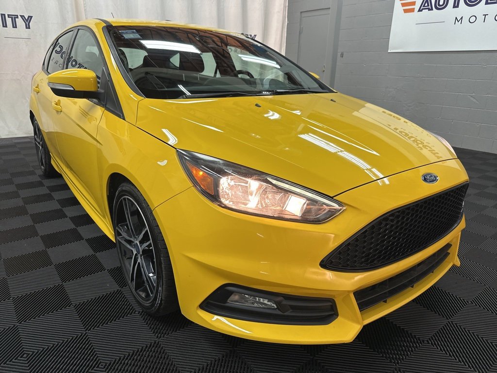 2017 Ford Focus ST photo 2