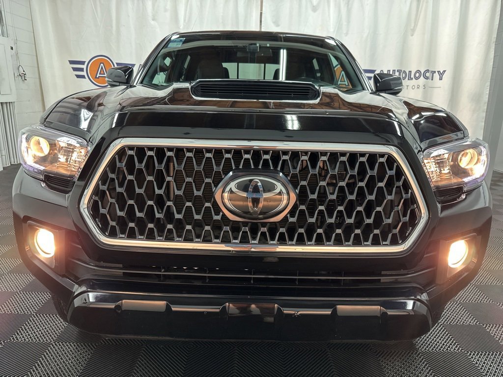 2019 Toyota Tacoma TRD Sport photo 3