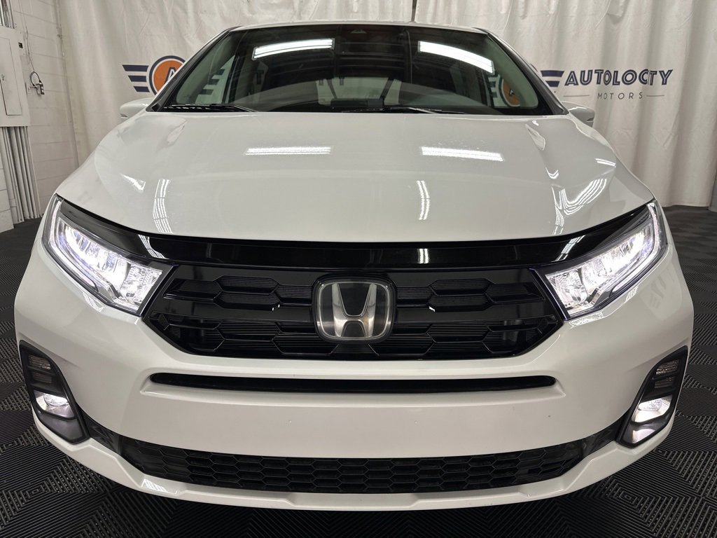 2025 Honda Odyssey Touring photo 3
