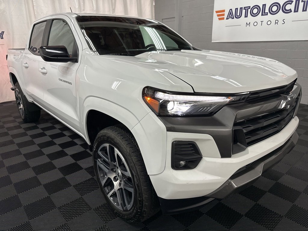 2024 Chevrolet Colorado Z71 photo 2