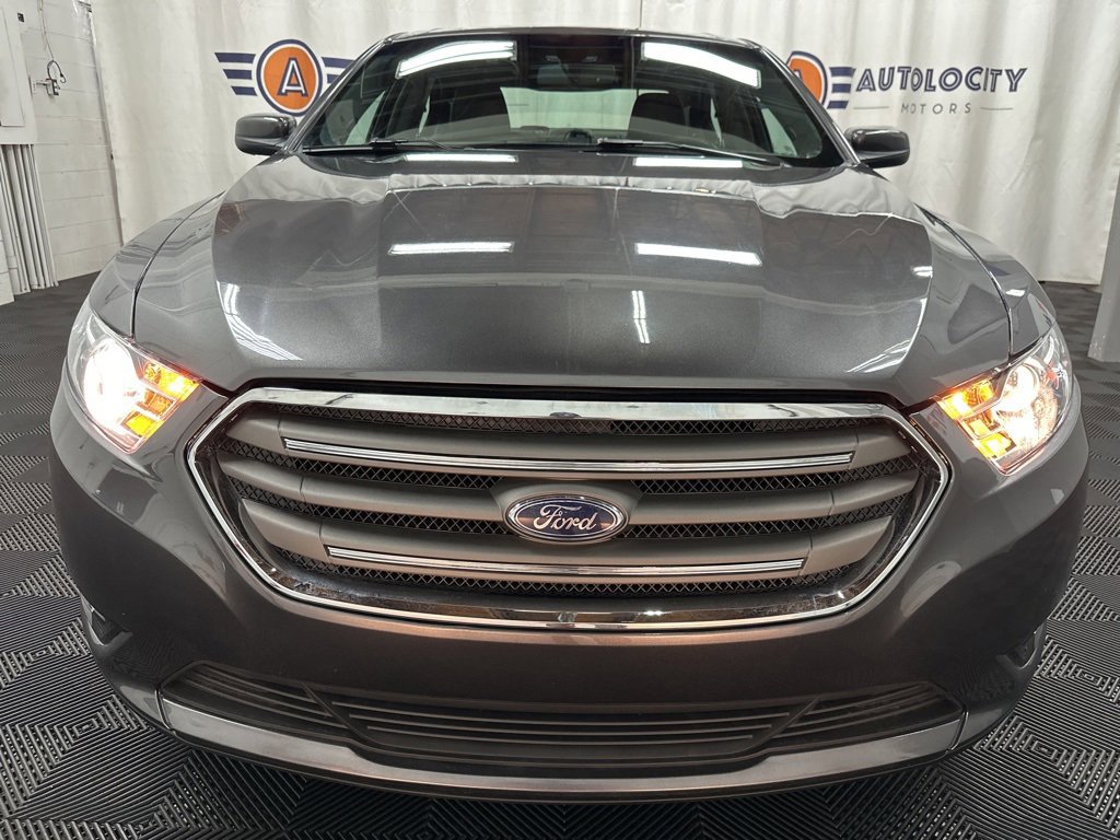 2018 Ford Taurus SEL photo 3