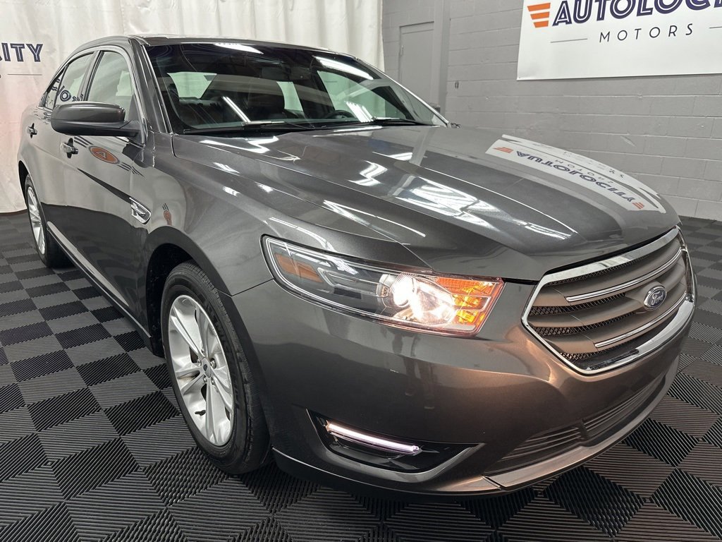 2018 Ford Taurus SEL photo 2