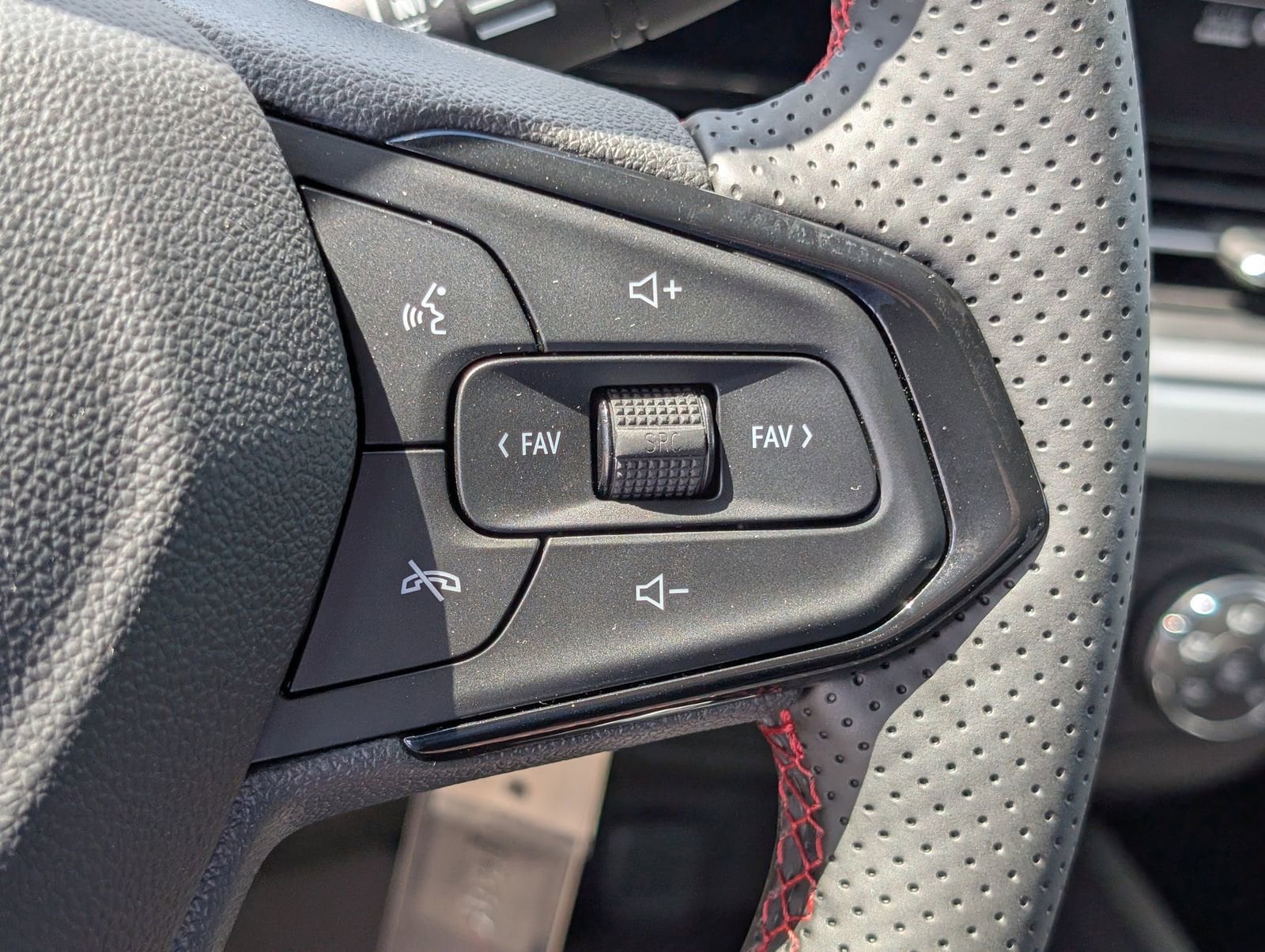 2026 Chevrolet Trax RS - Photo 18
