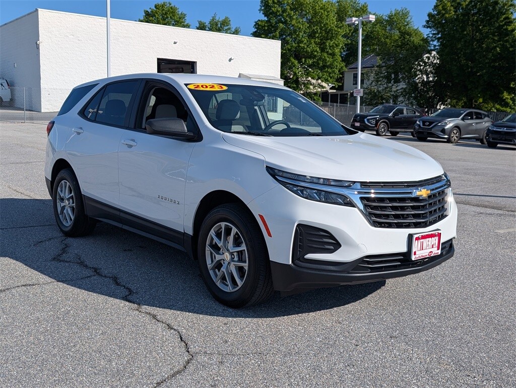 2023 Chevrolet Equinox LS photo 2