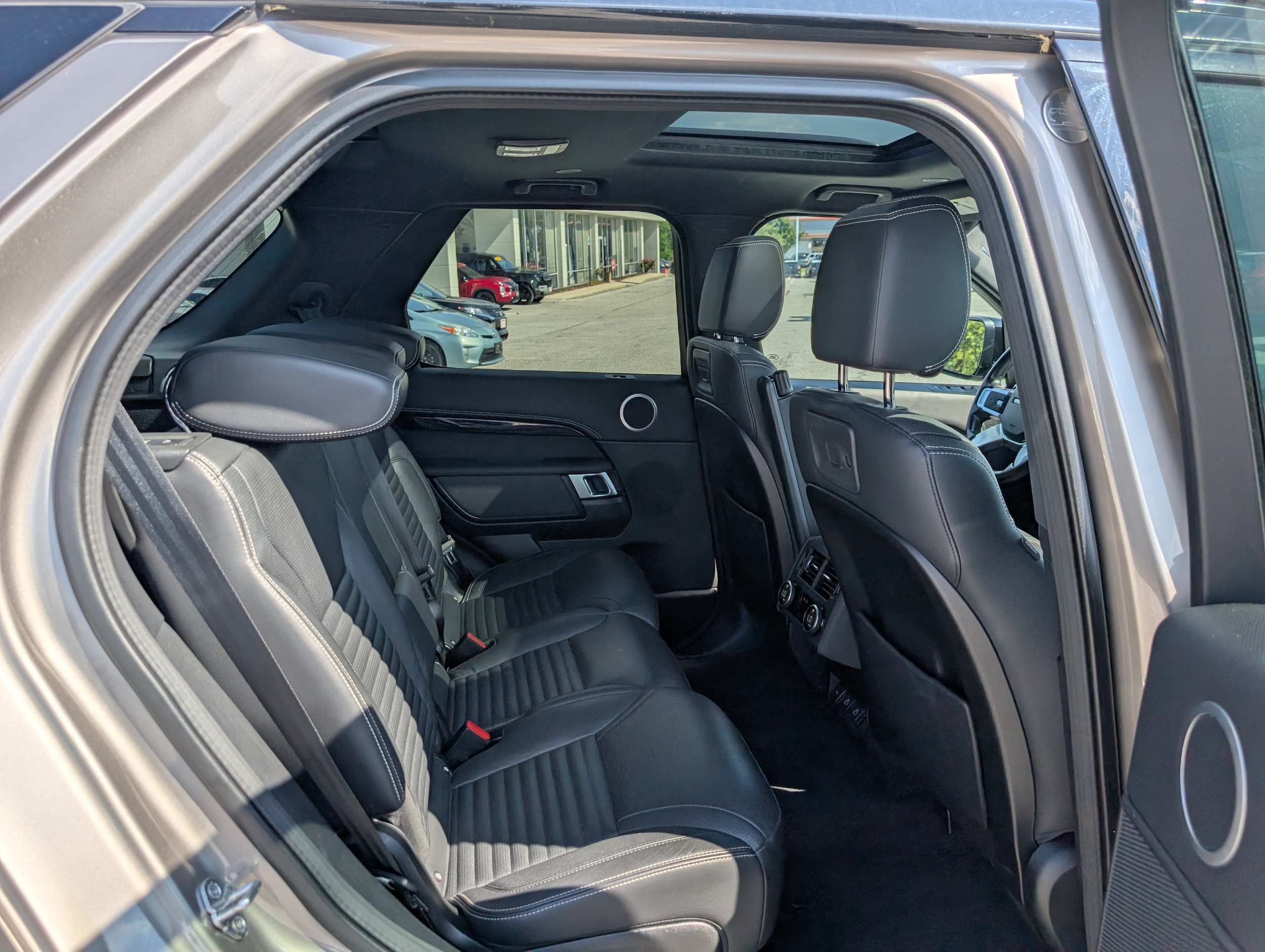 2023 Land Rover Discovery S R Dynamic - Photo 10