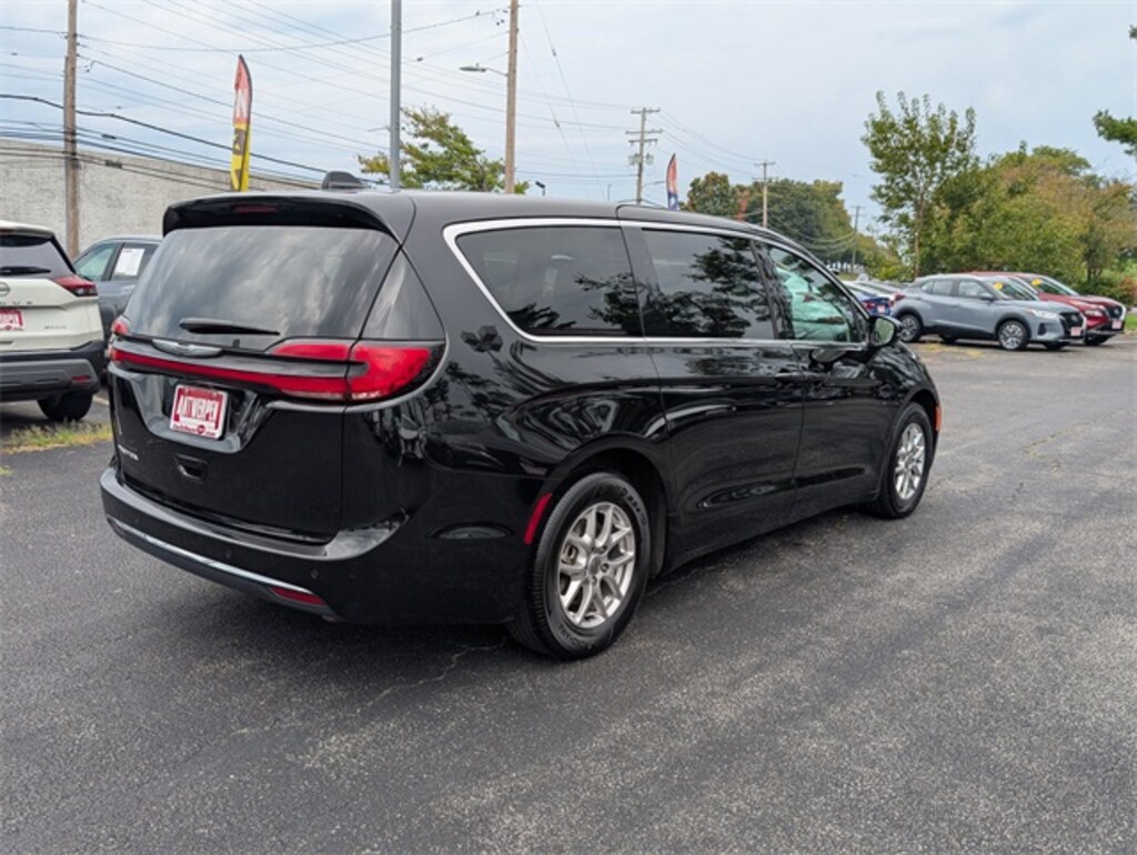 Used 2024 Chrysler Pacifica Touring L Minivan/Van