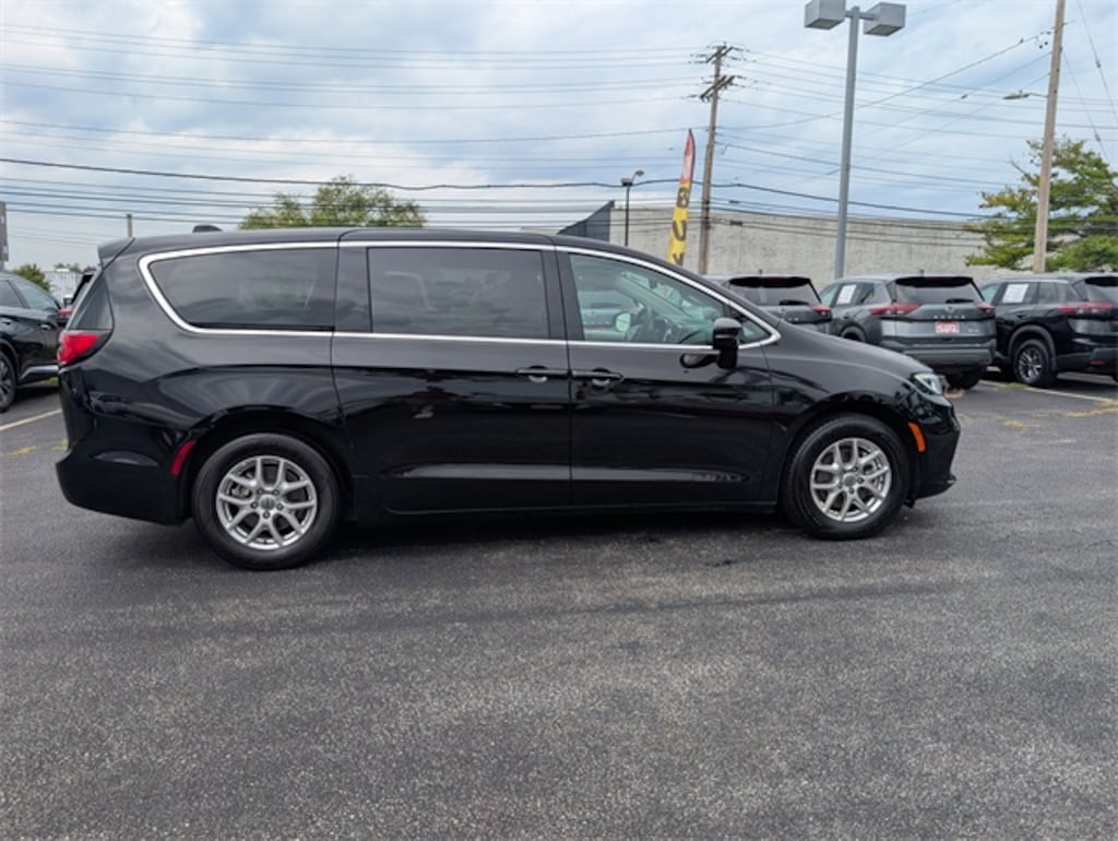 Used 2024 Chrysler Pacifica Touring L Minivan/Van