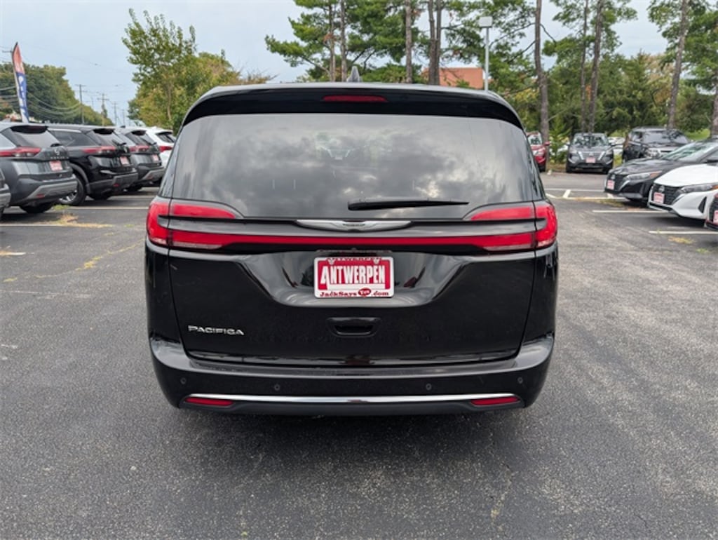 Used 2024 Chrysler Pacifica Touring L Minivan/Van