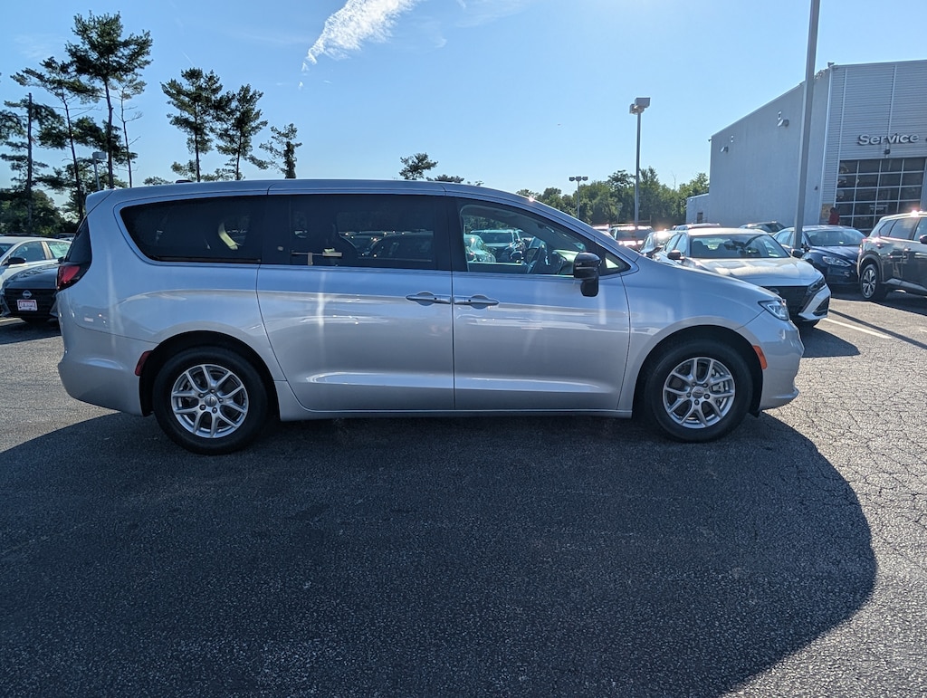 Used 2024 Chrysler Pacifica Touring L Touring L FWD