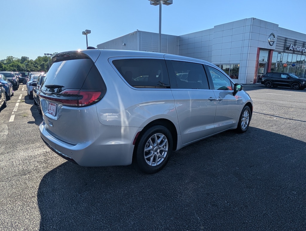 Used 2024 Chrysler Pacifica Touring L Touring L FWD