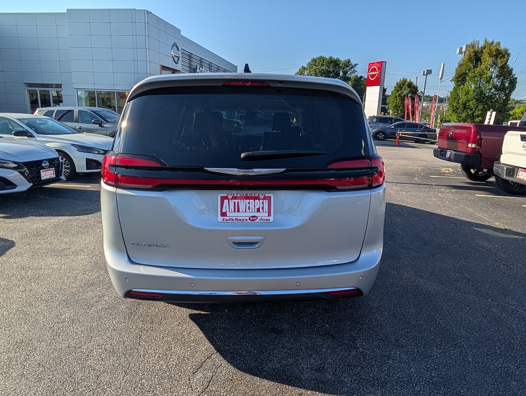 Used 2024 Chrysler Pacifica Touring L Touring L FWD