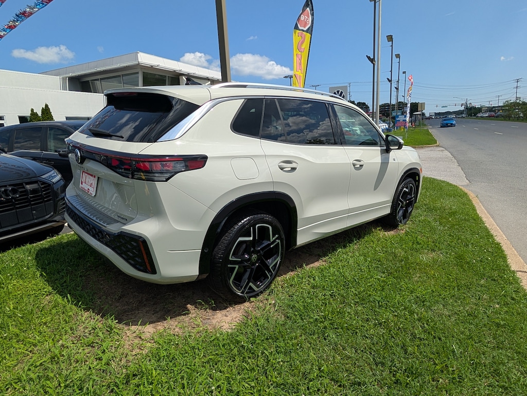 Used 2025 Volkswagen Tiguan SEL R-Line 2.0T SEL R-Line 4MOTION