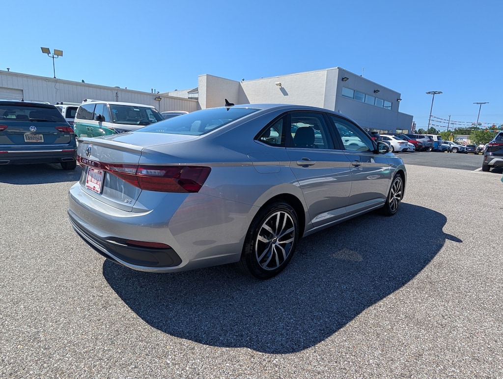 Used 2025 Volkswagen Jetta SE SE Auto
