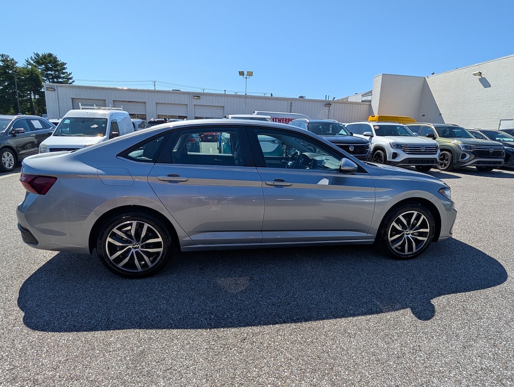 Used 2025 Volkswagen Jetta SE SE Auto