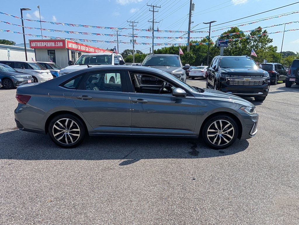Used 2025 Volkswagen Jetta SE SE Auto