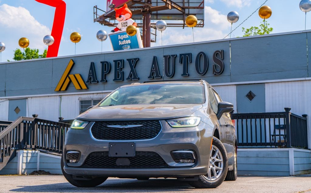 2022 Chrysler Pacifica Touring L's photo