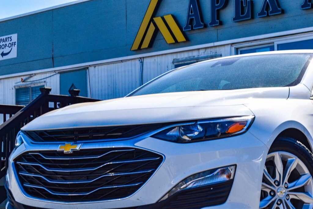 2024 Chevrolet Malibu 1LT photo 2