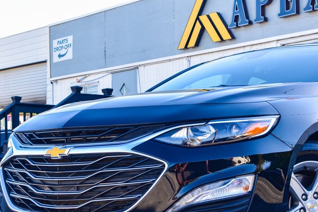 2024 Chevrolet Malibu 1LT photo 2