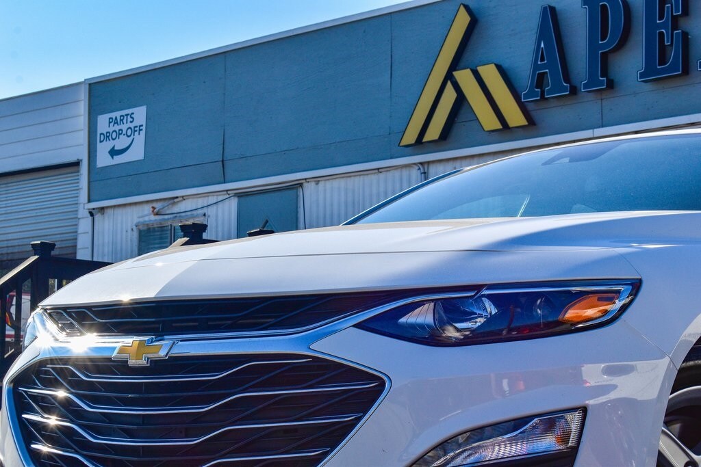 2024 Chevrolet Malibu 1LT photo 2