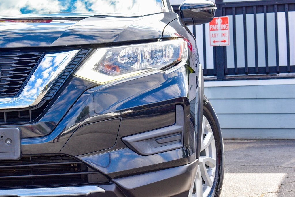 2018 Nissan Rogue SV photo 2