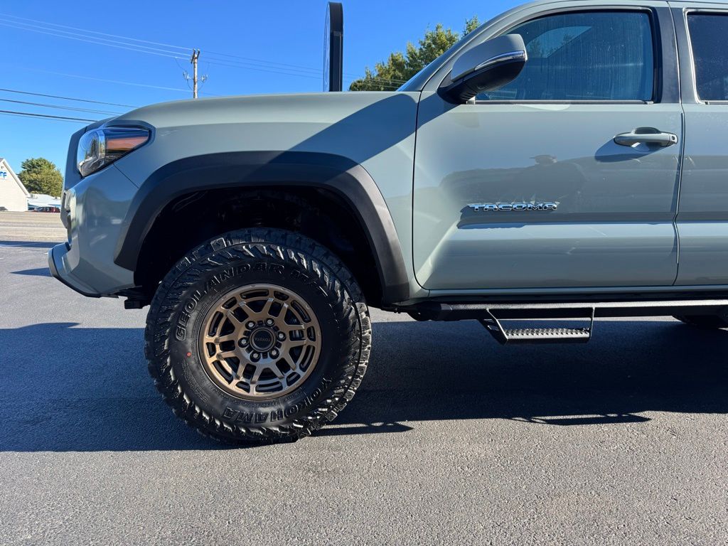 2023 Toyota Tacoma TRD Off-Road V6 photo 2