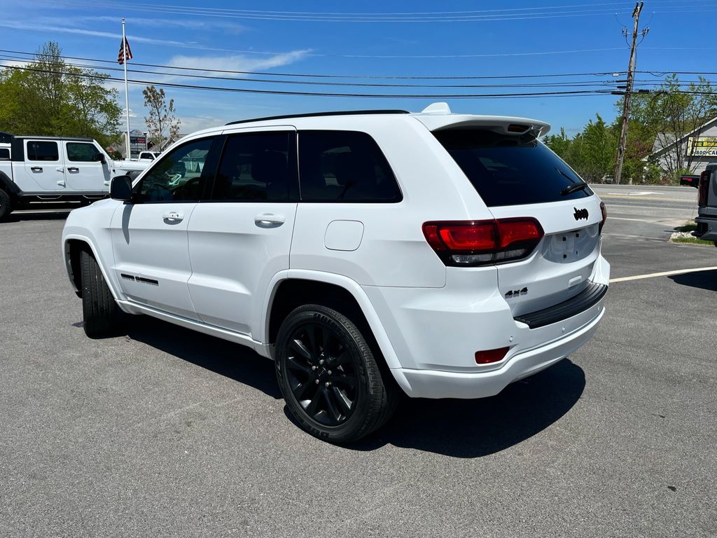 2020 Jeep Grand Cherokee Laredo Altitude photo 3