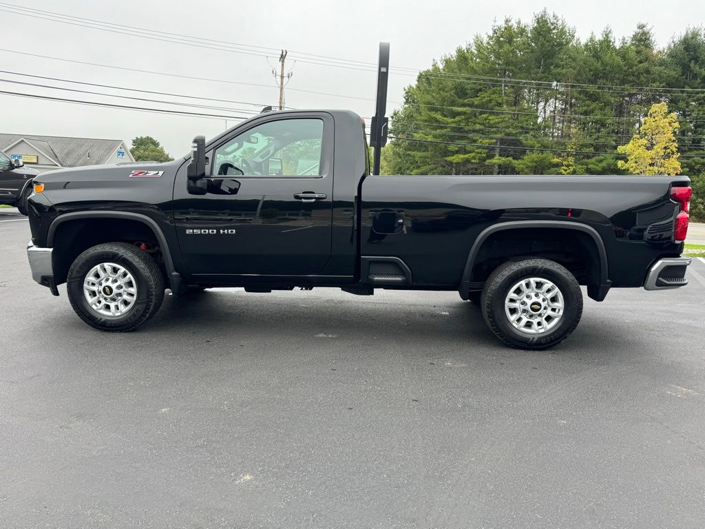 2022 Chevrolet Silverado 2500HD LT photo 3
