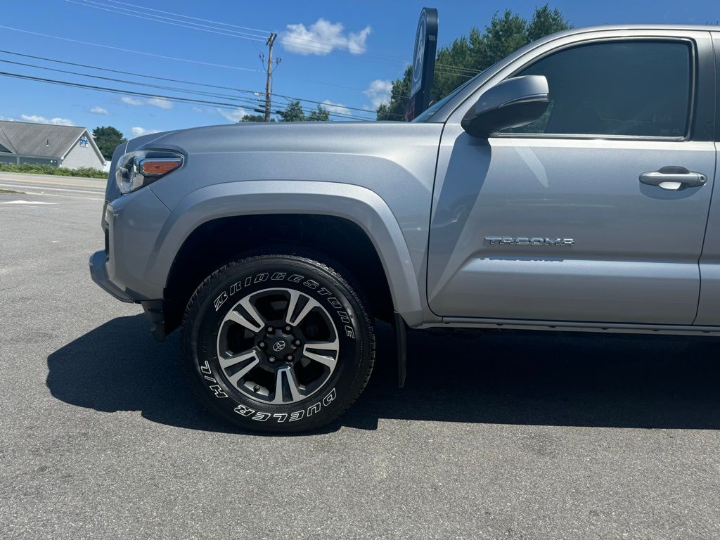 2017 Toyota Tacoma TRD Sport V6 photo 2