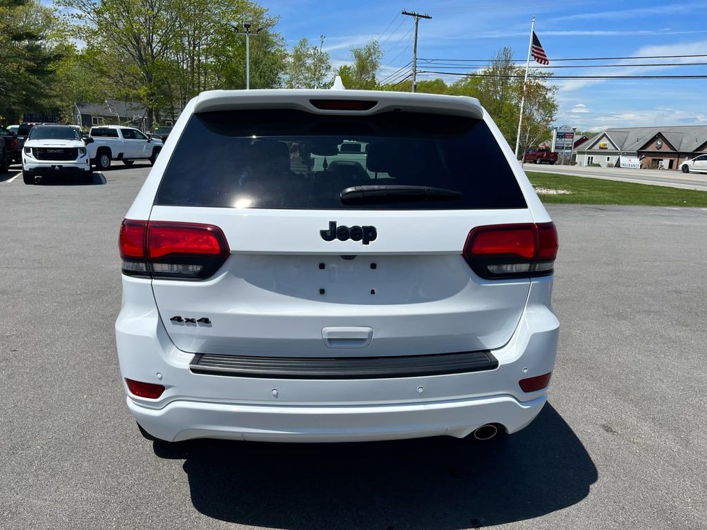 2020 Jeep Grand Cherokee Laredo Altitude photo 4