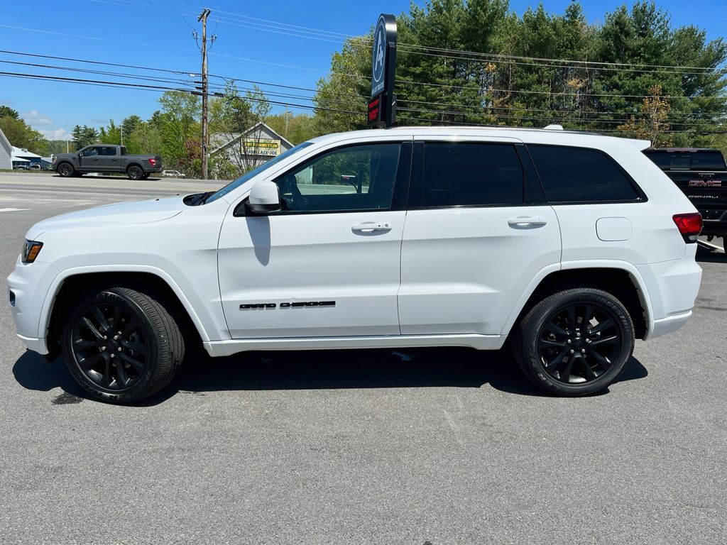 2020 Jeep Grand Cherokee Laredo Altitude photo 2