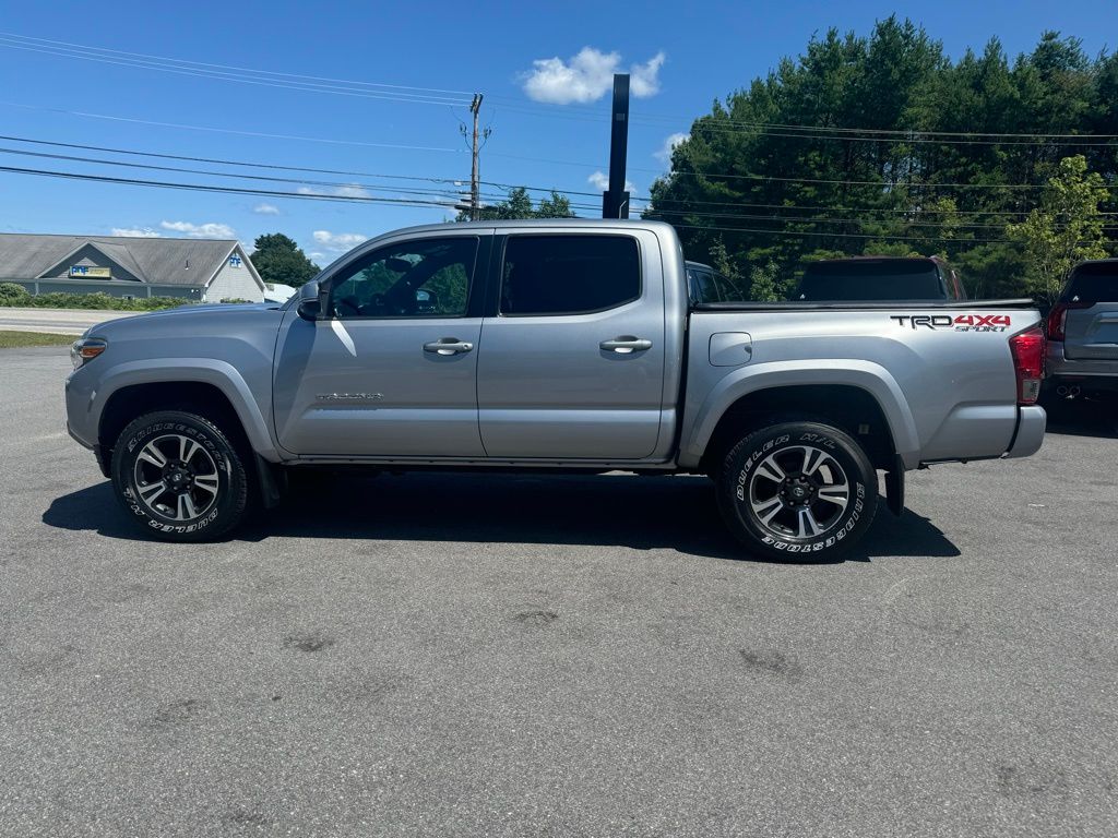 2017 Toyota Tacoma TRD Sport V6 photo 3