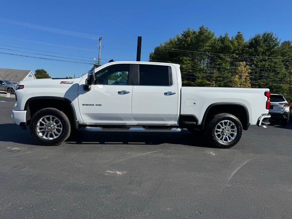 2025 Chevrolet Silverado 2500HD LT photo 3
