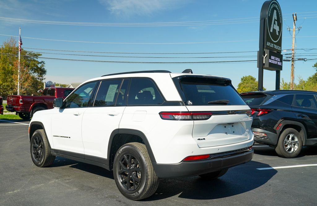 2024 Jeep Grand Cherokee Laredo Altitude X photo 2