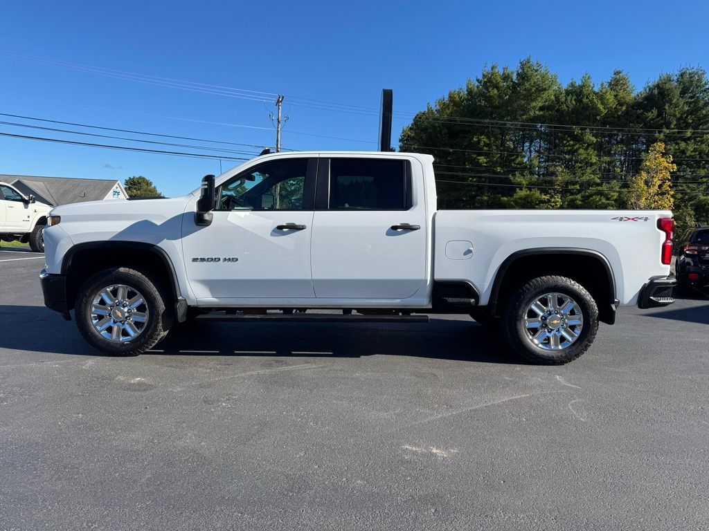 2021 Chevrolet Silverado 2500HD Custom photo 3