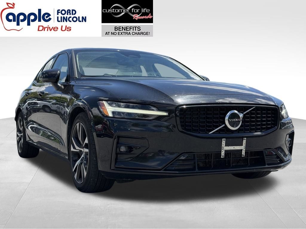 2024 Volvo S60 B5 Plus Dark Theme's photo