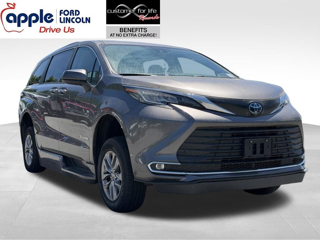 2022 Toyota Sienna XLE 7-Passenger Hybrid FWD's photo