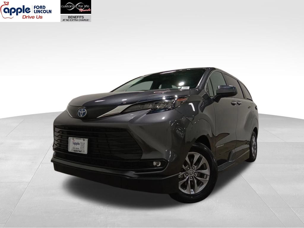 2025 Toyota Sienna XLE