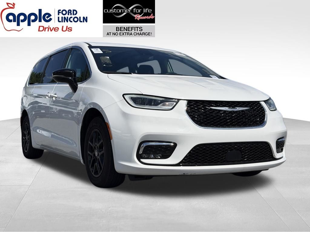 2024 Chrysler Pacifica Touring L's photo