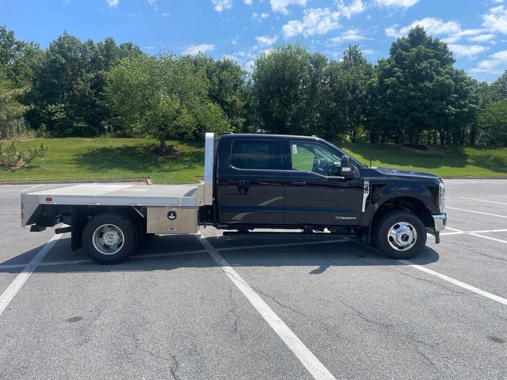 New 2026 Ford F-350SD Lariat Chassis