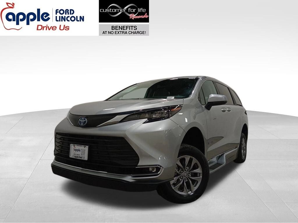 Used 2024 Toyota Sienna XLE Minivan/Van