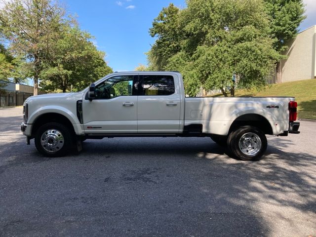 2025 Ford F-450 photo 2