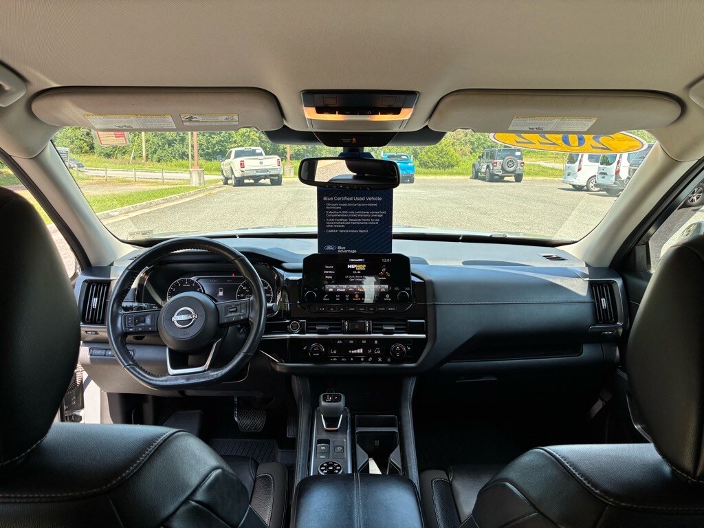 2022 Nissan Pathfinder SL photo 2
