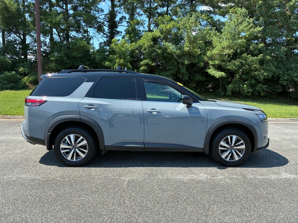 2022 Nissan Pathfinder SL photo 3